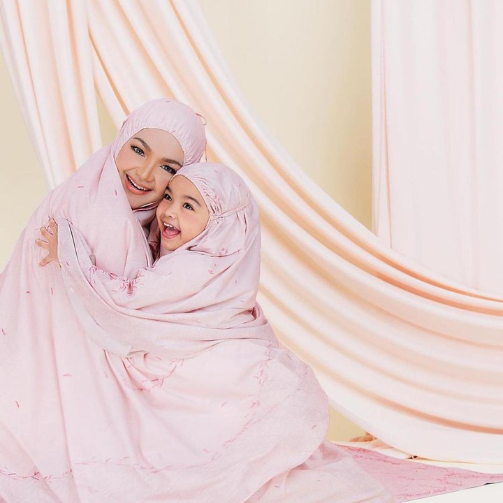 <p>Saking eratnya hubungan mereka, Siti Nurhaliza sampai meluncurkan brand busana muslim dengan memakai nama sang putri. Brand tersebut ia luncurkan atas ikatan yang sangat erat dengan Aafiyah. (Foto: Instagram @ctdk)</p>