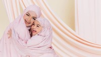 <p>Saking eratnya hubungan mereka, Siti Nurhaliza sampai meluncurkan brand busana muslim dengan memakai nama sang putri. Brand tersebut ia luncurkan atas ikatan yang sangat erat dengan Aafiyah. (Foto: Instagram @ctdk)</p>