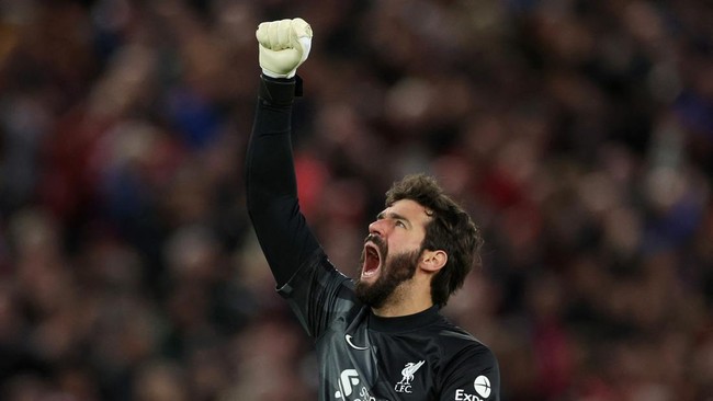 Kiper Liverpool, Alisson Becker tak banyak bekerja keras mengamankan gawang dalam duel lawan Manchester United.