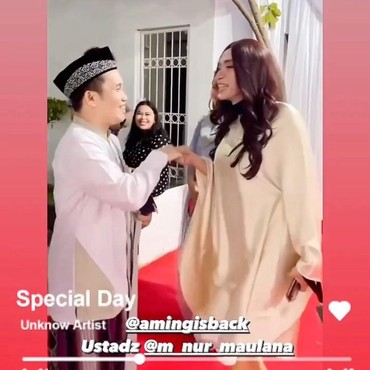 Ustaz Maulana Syok Lihat Dada Montok Aming, Hampir Tolak Bersalaman