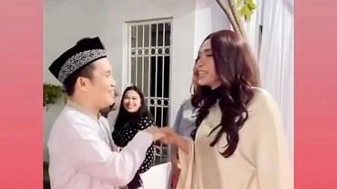 Ustaz Maulana Syok Lihat Dada Montok Aming, Hampir Tolak Bersalaman