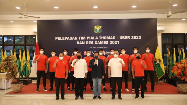 Ketua Umum PBSI Agung Firman Sampurna lepas tim putra-putri bulutangkis Indonesia yang akan berjuang di Piala Thomas-Uber 2022 dan SEA Games 2021 Vietnam.