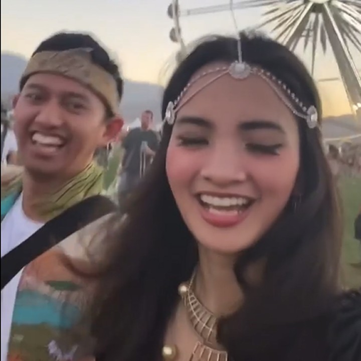 <p>Keduanya juga terlihat sangat stylish dengan pakaian yang dikenakan, nih. (Foto: Instagram @sabrinaanggraini dan @belvadevara)<br /><br /><br /></p>