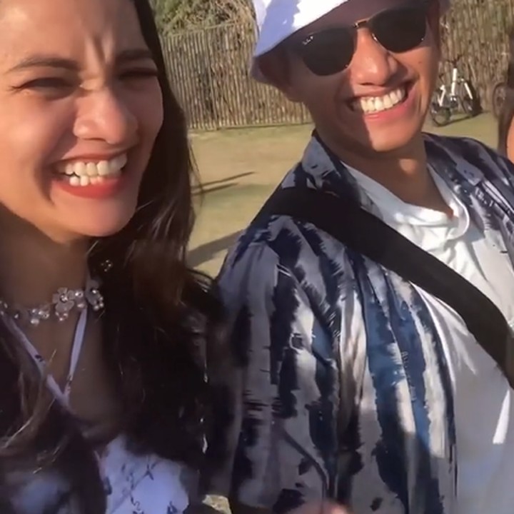 <p>Sebagai informasi, Coachella menjadi festival musik tahunan terbesar di dunia dan berlangsung di California Amerika Serikat, Bunda. (Foto: Instagram @sabrinaanggraini dan @belvadevara)<br /><br /><br /></p>