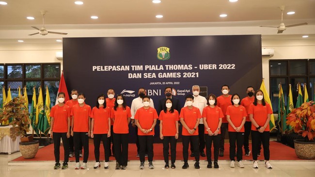 Ketua Umum PBSI Agung Firman Sampurna lepas tim putra-putri bulutangkis Indonesia yang akan berjuang di Piala Thomas-Uber 2022 dan SEA Games 2021 Vietnam.
