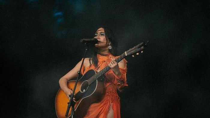 Dari NIKI Zefanya hingga Billie Eilish, Berikut Para Penyanyi Perempuan Paling Stylish di Panggung Coachella
