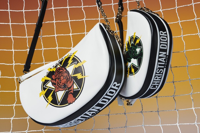 Kini pada versi terbaru hadir pulasan ilustrasi Harimau baik pada model duffle dan sling bag. Foto: Courtesy of Dior