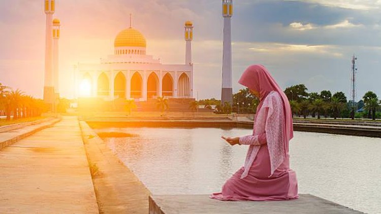 Doa selamat dunia akhirat adalah salah satu doang yang cukup penting untuk Bunda amalkan setiap harinya. Simak bacaan doa dunia akhirat selengkapnya yuk, Bunda.