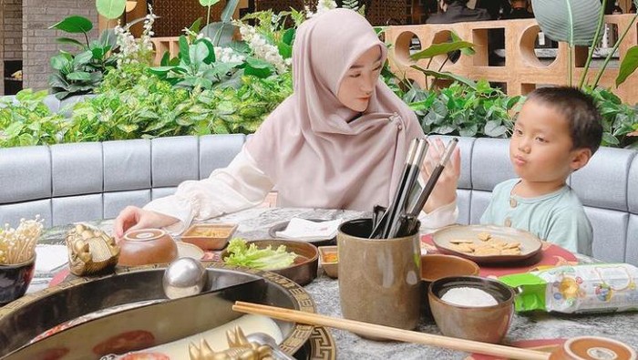 10 Momen Larissa Chou Saat Piknik hingga Makan Bareng Anak