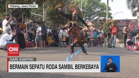 VIDEO: Hari Kartini: Bermain Sepatu Roda Sambil Berkebaya