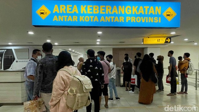Jumlah pemudik yang berangkat dari Terminal Pulo Gebang naik dalam tiga hari terakhir