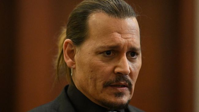 Johnny Depp memberikan pernyataan dalam persidangan gugatan pencemaran nama baik melawan mantan istrinya, Amber Heard.