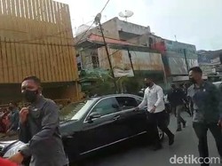 Jokowi Bagikan BLT Minyak Goreng di Pasar Tambakrejo Surabaya