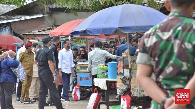 Presiden Jokowi mengunjungi pasar di Bogor dan mendengarkan keluhan warga yang kerabatnya ditangkap polisi.