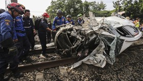 6 Cara Aman Melintasi Rel Kereta Agar Mobil Tak Dihantam dari Samping