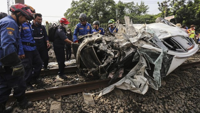 Kecelakaan melibatkan kereta atau commuter line dengan mobil di Depok, Jawa Barat, Rabu (20/4) pagi mengingatkan kita harus waspada saat melintasi rel kereta.