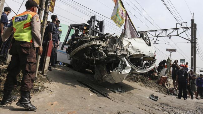 24 Jadwal Kereta Terimbas Mobil yang Terobos Palang KRL di Citayam