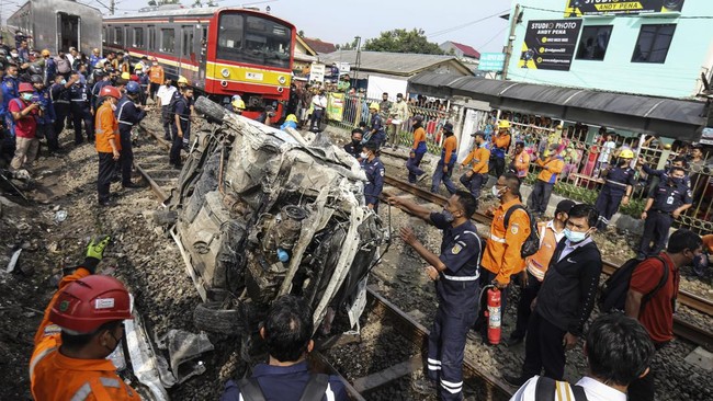 Kereta Api Argo Sindoro terlibat kecelakaan dengan satu buah mobil di Perlintasan Liar KM 34 dekat Stasiun Tambun, Bekasi, pada Selasa (21/6).