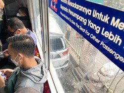 Momen Mencekam di Gerbong Saat Tabrakan KRL Vs Mobil di Depok