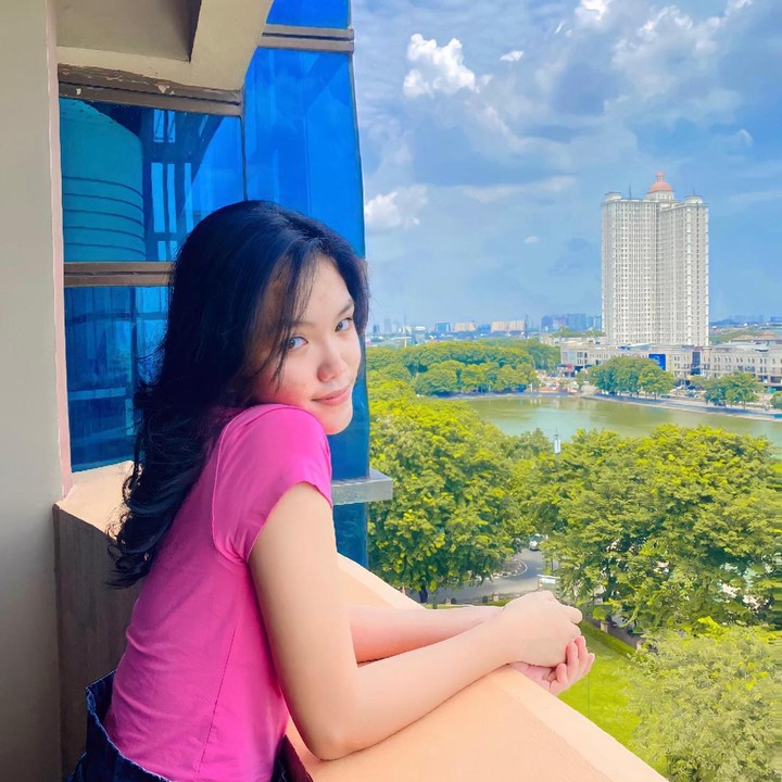 <p>Kini sudah remaja, Kirana sering menghabiskan waktu dengan <em>hang out</em> ke tempat yang dia sukai, seperti bioskop. (Foto: Instagram @kiranavelovoicee_)<br /><br /><br /></p>
