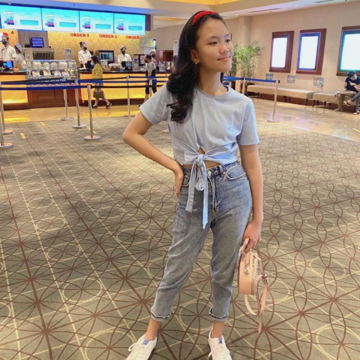 <p>Beranjak remaja, gadis kesayangan Andika ini sudah menunjukkan pesonanya. Meski jarang disorot, paras cantik Kirana selalu menuai pujian. (Foto: Instagram @kiranavelovoicee_)<br /><br /><br /></p>