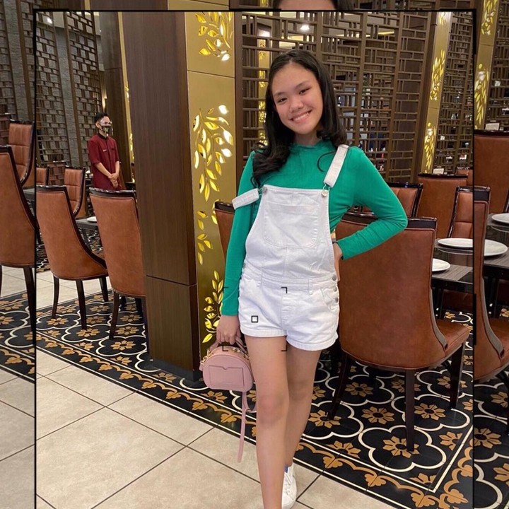 <p>Di kehidupan sehari-hari, Kirana sudah terlihat modis bak ABG pada umumnya. Lihat saja gayanya ketika memakai overall putih yang kasual. (Foto: Instagram @kiranavelovoicee_)<br /><br /><br /></p>