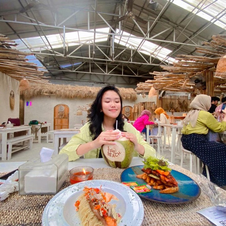 <p>Enggak cuma menghabiskan akhir pekan di kota, dara berparas jelita ini juga sering melakukan traveling hingga ke laut. (Foto: Instagram @kiranavelovoicee_)</p>