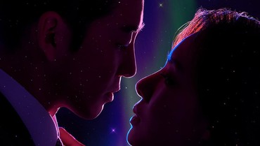 img-title Review 'Kiss Sixth Sense': Formula Romansa Usang yang Terasa Hambar
