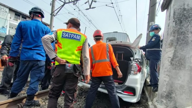 Pengemudi, Ahmad Yasin, sedang dalam perjalanan menuju kampus UI saat kecelakaan terjadi.
