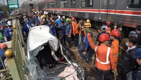 Detik-Detik Pimpinan Ponpes Keluar Mobil Usai Hantam KRL di Citayam