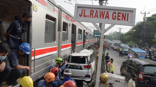 Saat sinyal perlintasan kereta api sudah berbunyi dan palang pintu ditutup, pengguna kendaraan lain wajib memberi prioritas pada kereta yang melintas.
