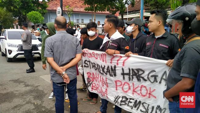 Rombongan Presiden Jokowi di Sumenep disambut demo mahasiswa Aliansi BEM Sumenep. Namun, demo itu langsung dibubarkan aparat polisi dan TNI.