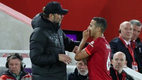Neville Marah Thiago Tertawa ke Bangku Cadangan Man Utd