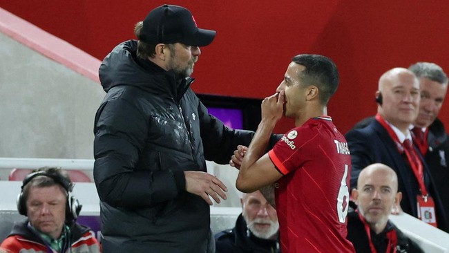 Gary Neville marah melihat Thiago Alcantara tertawa ke bangku cadangan Manchester United usai Liverpool meraih kemenangan di Liga Inggris.