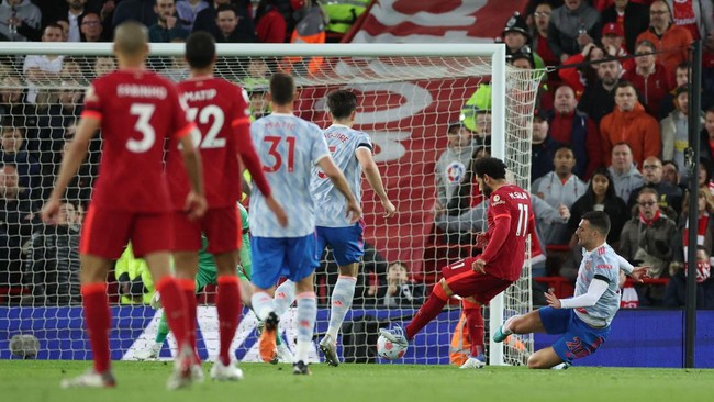 Liverpool untuk sementara unggul 2-0 atas Manchester United pada babak pertama lanjutan Liga Inggris di Stadion Anfield, Rabu (20/4) dini hari WIB.