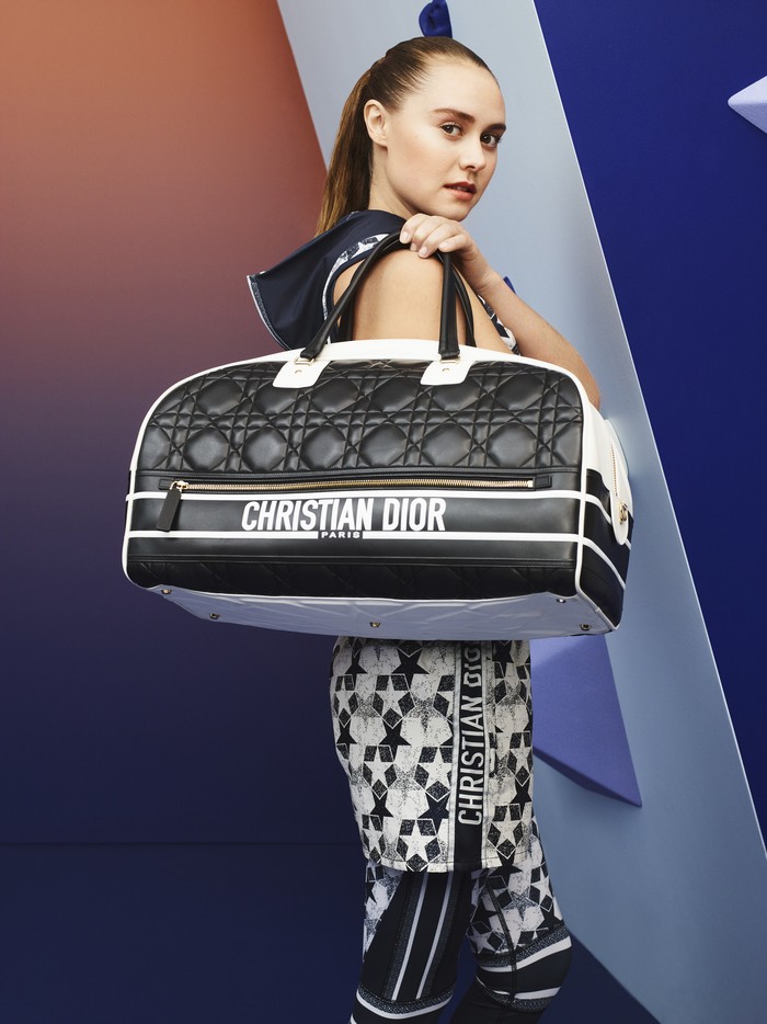 Atlet panjat tebing asal Amerika Serikat Margo Hayes turut didaulat oleh Dior. Pada tahun 2017 ia berhasil mencetak sejarah dengan menjadi pemanjat perempuan pertama yang memanjat rute 9a+. Foto: Courtesy of Dior