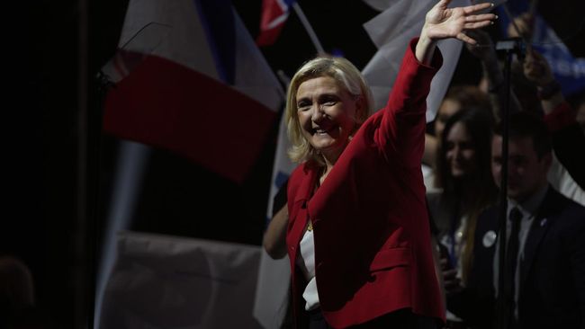 Marine Le Pen, Capres Prancis dari Sayap Kanan yang Mau Larang Hijab Marine Le Pen, salah satu kandidat presiden Prancis sayap kanan, berencana melarang penggunaan hijab jika berhasil memenangkan Pilpres.