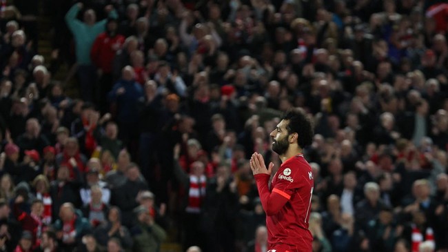 Mohamed Salah berhasil memutus puasa gol yang sudah berjalan selama enam pertandingan lewat sepasang gol yang ia cetak ke gawang Manchester United.