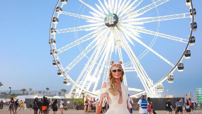 Paris Hilton Tampil Glamor di Coachella 2022! Pakai Gaun Panjang dan Tiara