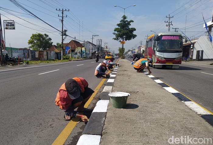 Pengecatan marka jalan menjelang arus mudik lebaran di wilayah Magelang, Rabu (20/4/2022).