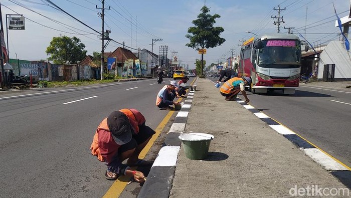 img-title Ternyata Ini Arti dan Perbedaan Marka Jalan Warna Putih dan Kuning, Sudah Tahu?