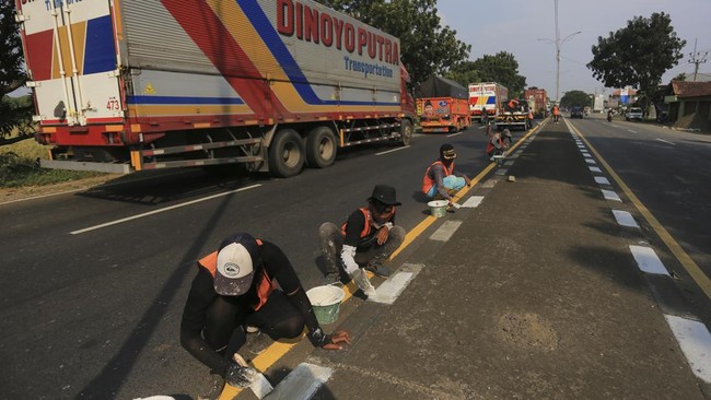 FOTO: Perbaikan Jalur Pantura Jelang Mudik 2022