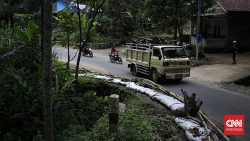 Jalur Pansela menyajikan keindahan pemandangan alam dan wisata pantai yang melimpah. Namun bukan berarti jalur ini bebas hambatan.