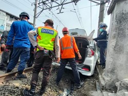 Kronologi Mobil Ditabrak KRL di Depok hingga Sopirnya Pulang Lalu Diurut