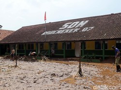 Penampakan Lumpur Genangi SDN 7 Rancaekek Usai Tanggul Cikeruh Jebol