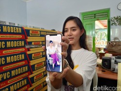 Cerita Pramugari Asal Ponorogo Ini Banting Setir Buka Toko Plafon