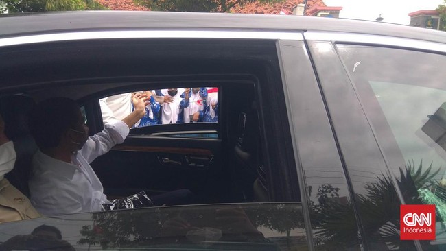 Deputi Bidang Protokol, Pers, dan Media Setpres Bey Machmudin menyampaikan kejadian pengadangan ini berlangsung saat Presiden Jokowi baru tiba di Kabupaten Bima