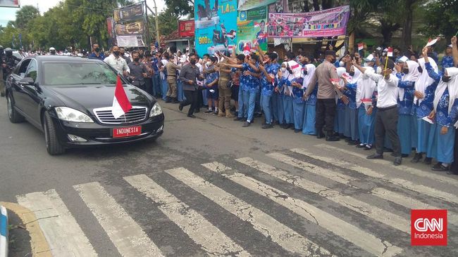 Presiden Jokowi mengunjungi Kabupaten Sumenep, Jawa Timur. Jokowi bakal menyambangi Pasar Anom dan Pasar Bangkal yang berada di Pulau Madura itu.