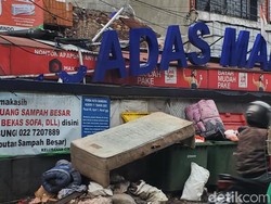 Duh! Sampah Kasur-Sofa Menumpuk di Tepi Jalan Cicadas Bandung