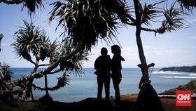 FOTO: Semilir Angin dan Tebing Laut Lepas di Puncak Guha Garut